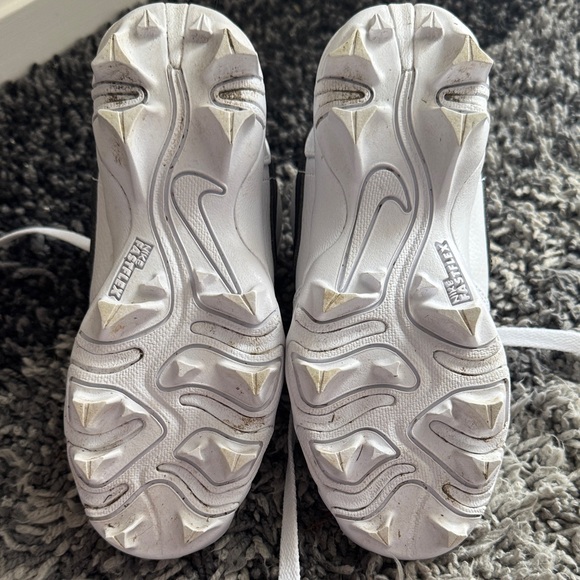 Nike child’s White and Black baseball ⚾️ Spikes - Picture 2 of 6